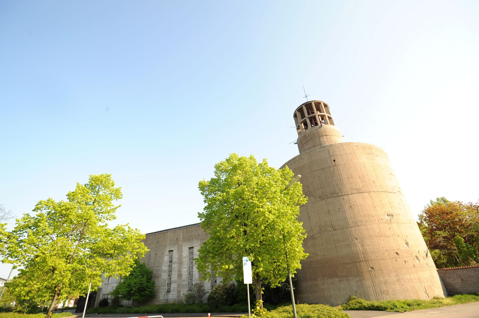 Kirchen in Düsseldorf: Zu sehen ist die Bunkerkirche Sankt Sakrament.