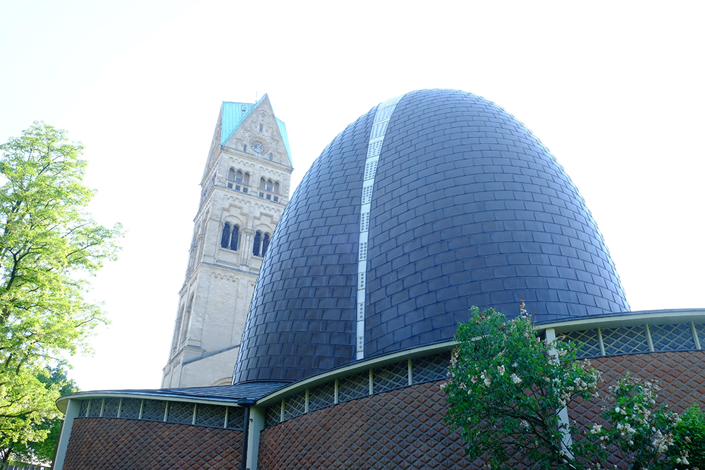 Kirchen in Düsseldorf: Die Rochuskirche im Vordergrund der Kuppelbau, im Hintergrund der alte Kirchturm.