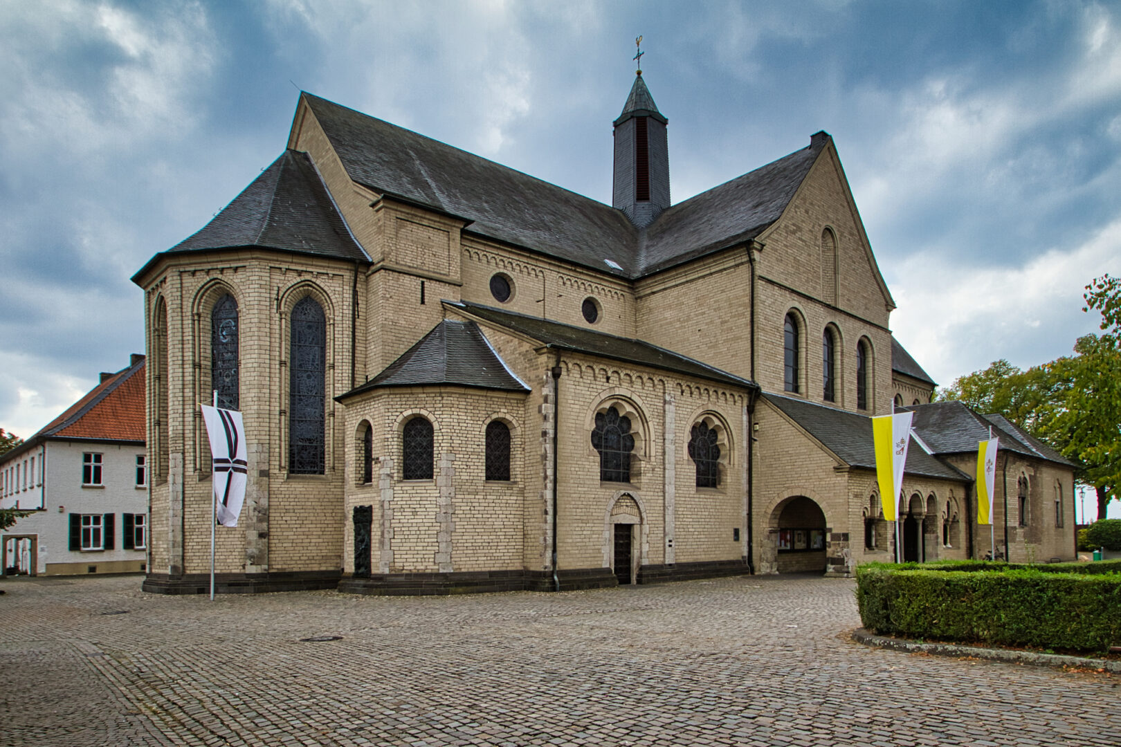 Kirchen in Düsseldorf: Eine Aufnahme der St. Suitbertus Kirche in Kaiserswerth, auf der die Kirche vollständig zu sehen ist.