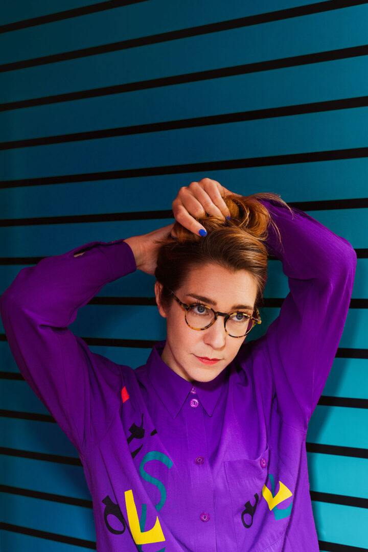 Lena Willkens, ehemalige Resident-DJ des Salon des Amateurs, im Portrait. Sie trägt einen lila Pullover.