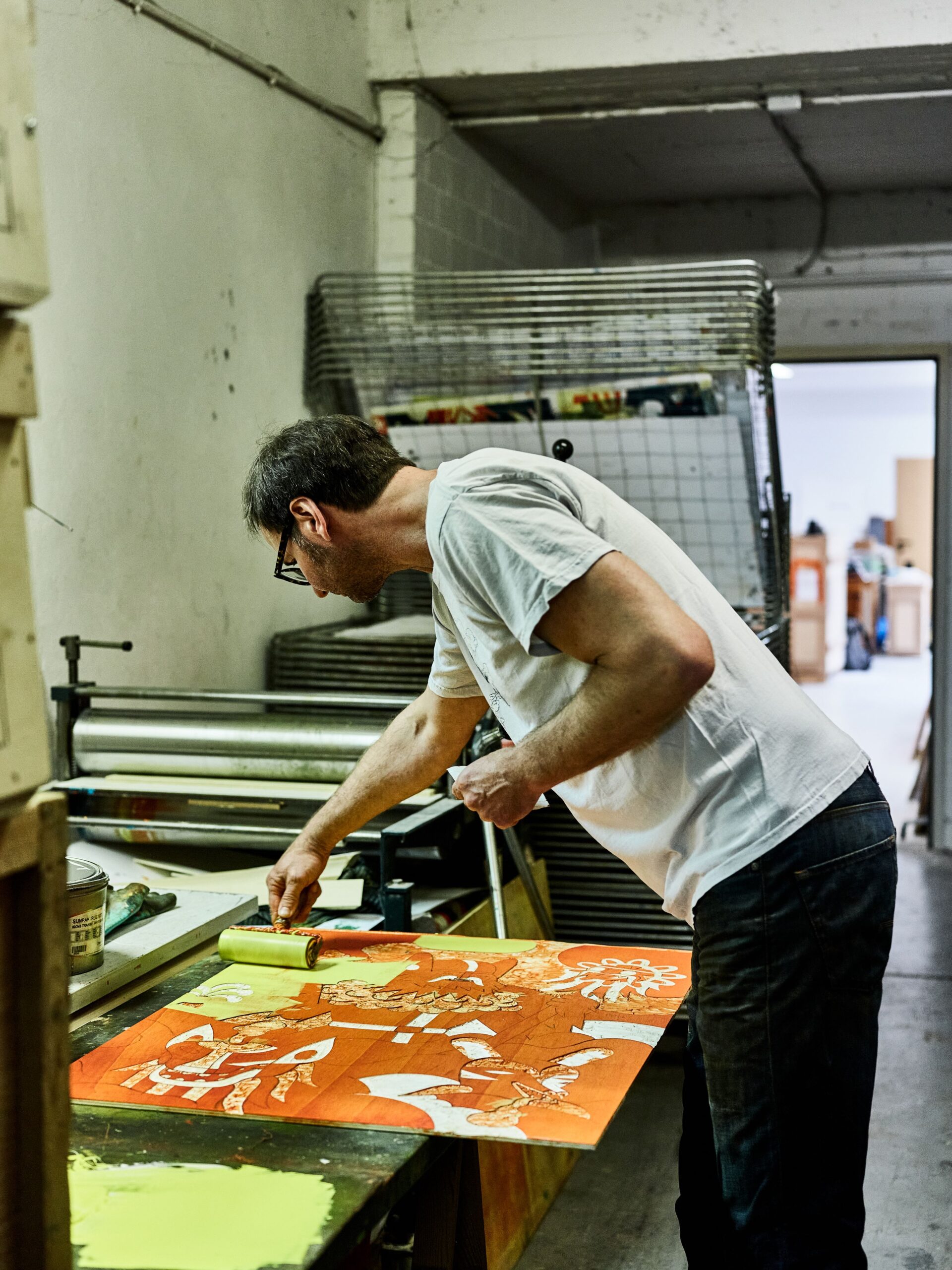 Work in progress: Roman Klonek trägt Farbe mit einer Rolle auf.