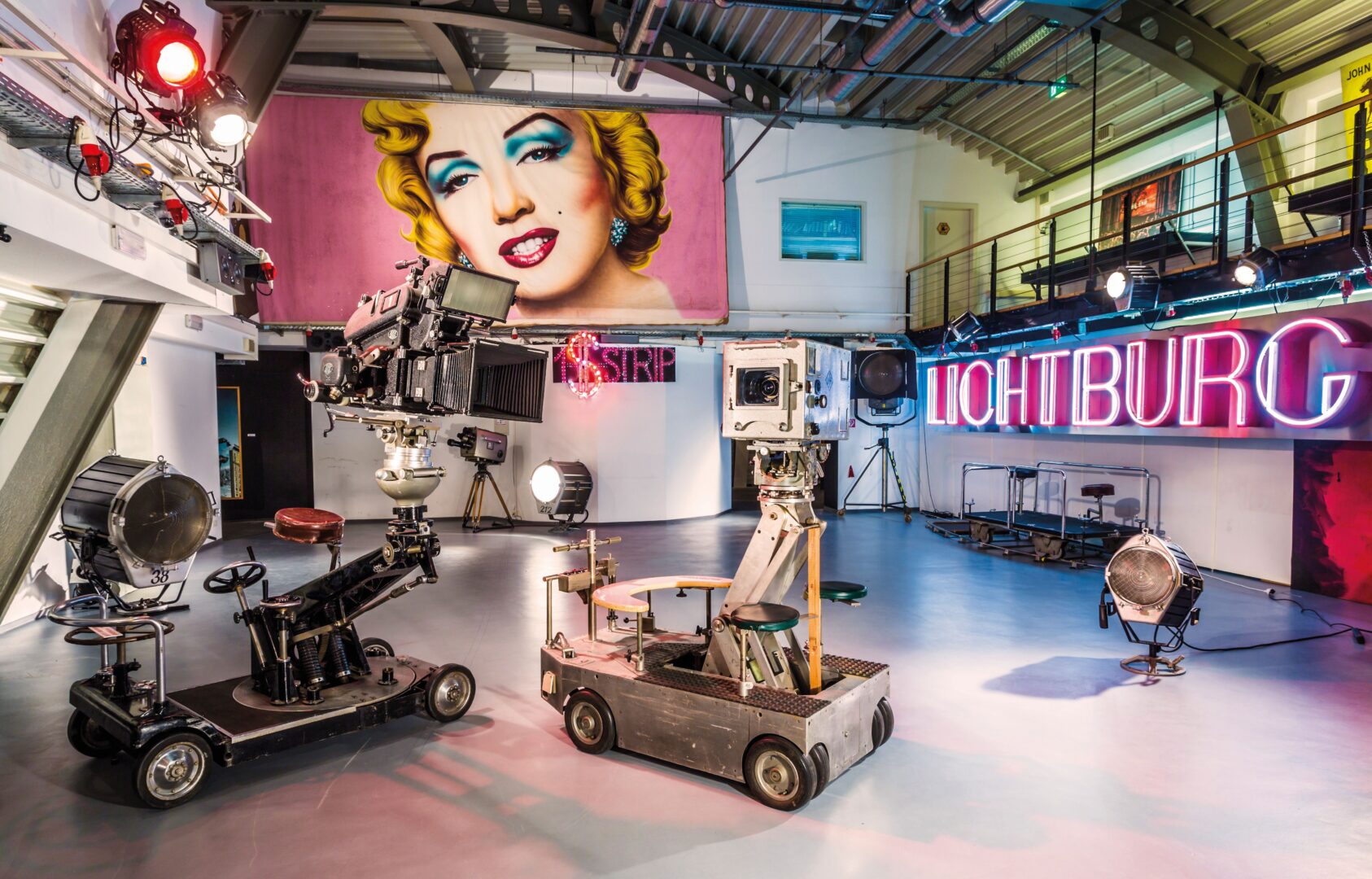 Düsseldorfer Museen: Kamerawagen, Neonschrift, Marilyn Monroe Bild in einem Ausstellungsraum des Filmmuseums.