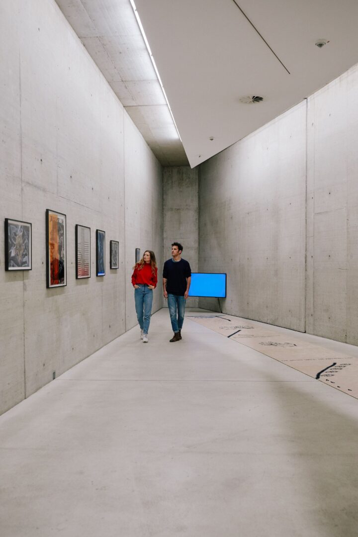 Zwei Personen im KIT betrachten eine Ausstellung.