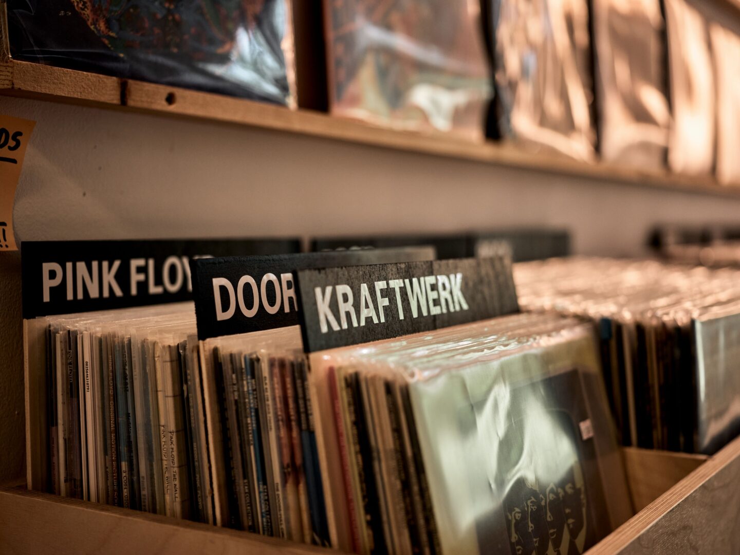 Detail eines Plattenregals, in dem man beschriftete Trenner sieht, hier: Kraftwerk und Pink Floyd.