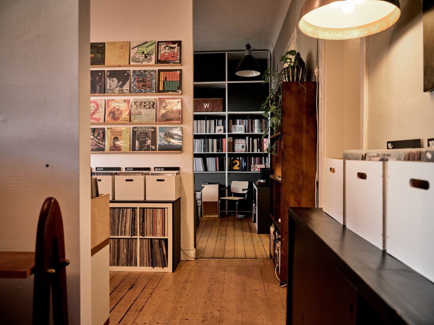 Im Vintage-Plattenladen, man sieht den Dielenboden und Regale voller Platten.
