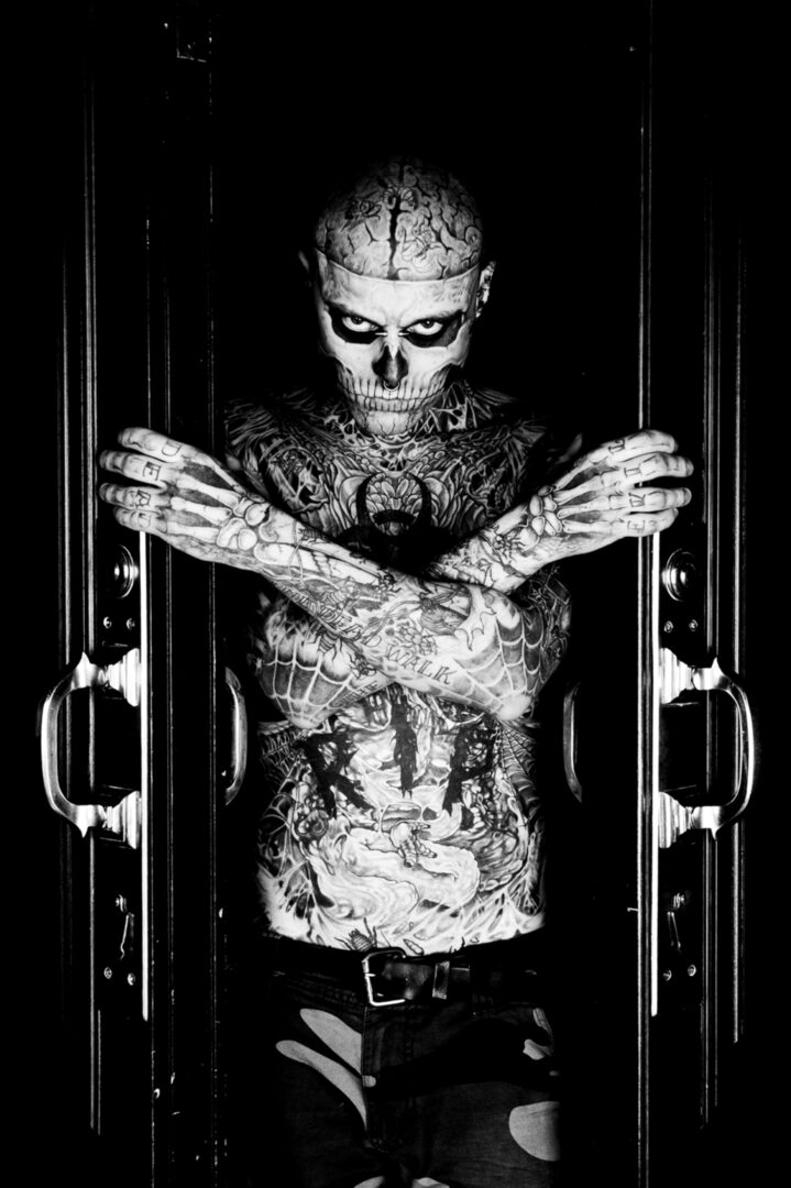Schwarzweiß Foto von Zombie Boy, der sich den kahlrasierten Schädel entsprechend eines Totenschädels hat tätowieren lassen.