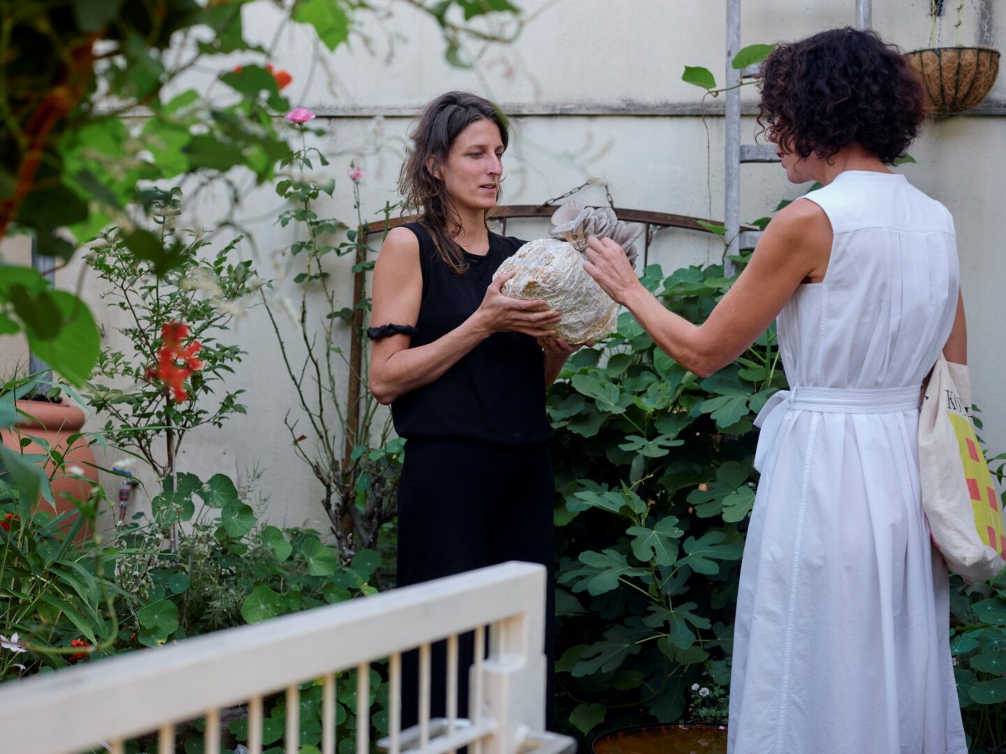 Clara Schmidt und Ilona Marx stehen draußen und sprechen miteinander.