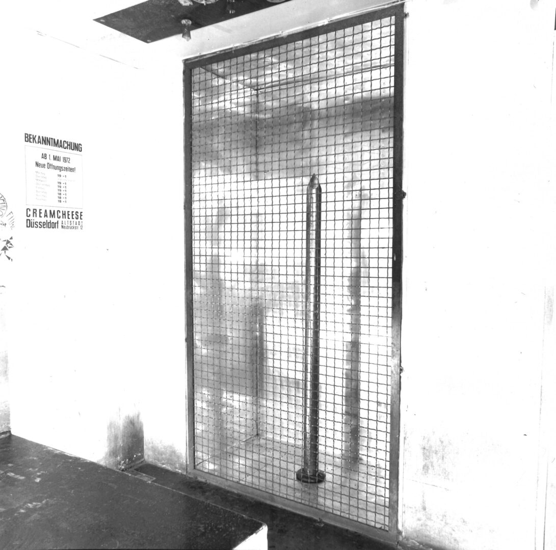 Der Nagel hinter Gittern von Günther Uecker, der im Eingang des Creamcheese hing.