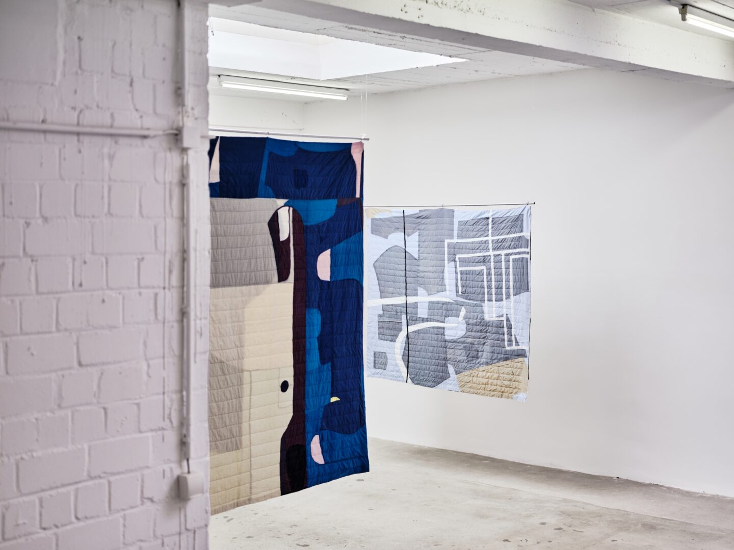 Eine weitere Ansicht der Ausstellung mit textilen, Quitl-artigen Arbeiten.