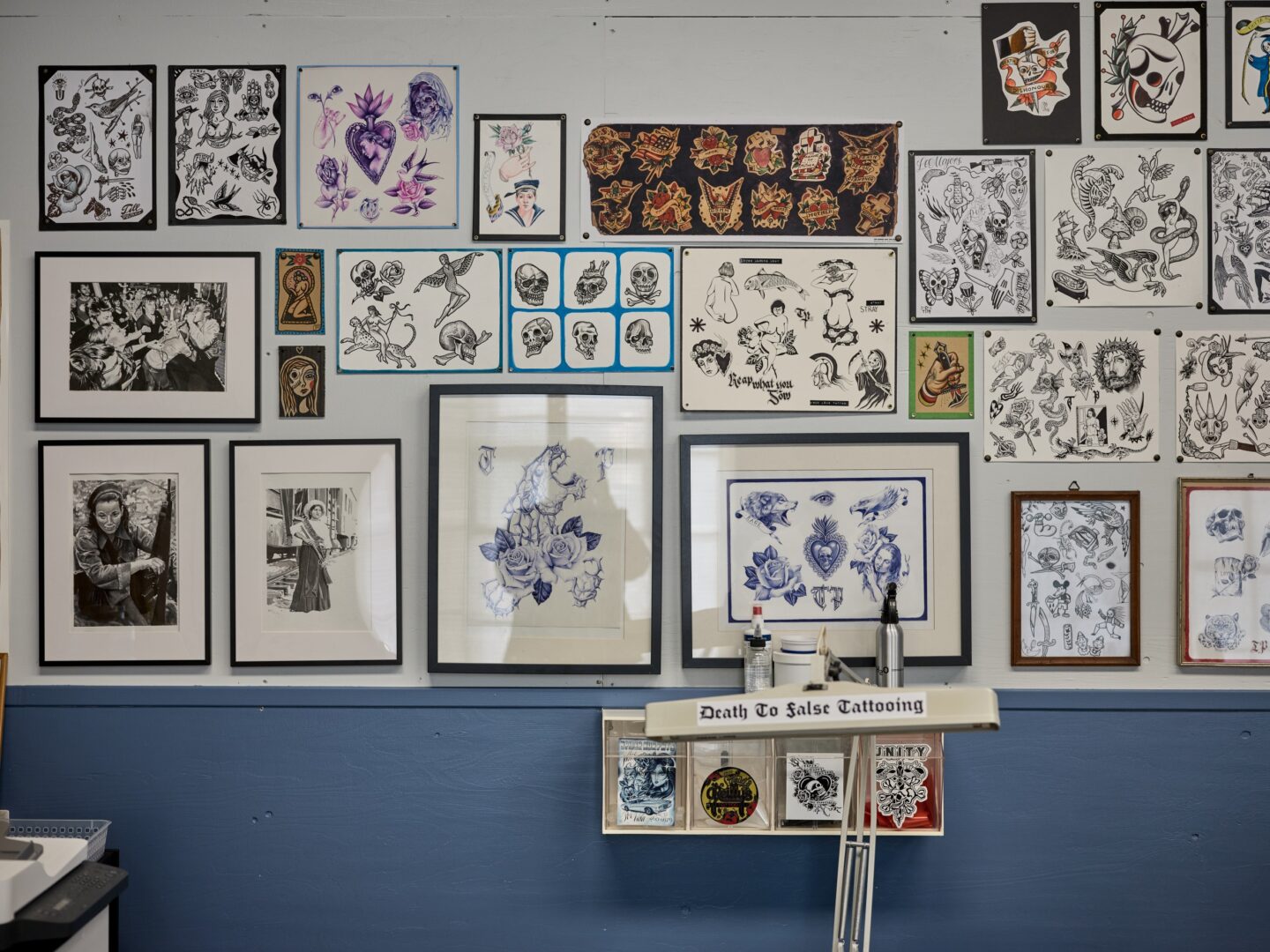 Eine Wand voller gerahmter Tattoo-Motive.