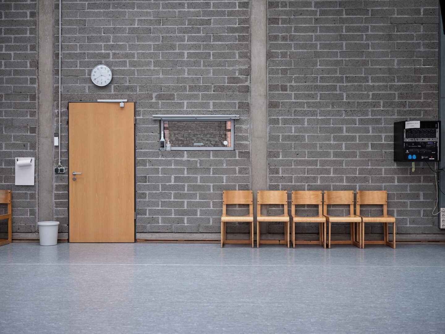 Stuhlreihe vor Backsteinwand in einem Tanzstudio.