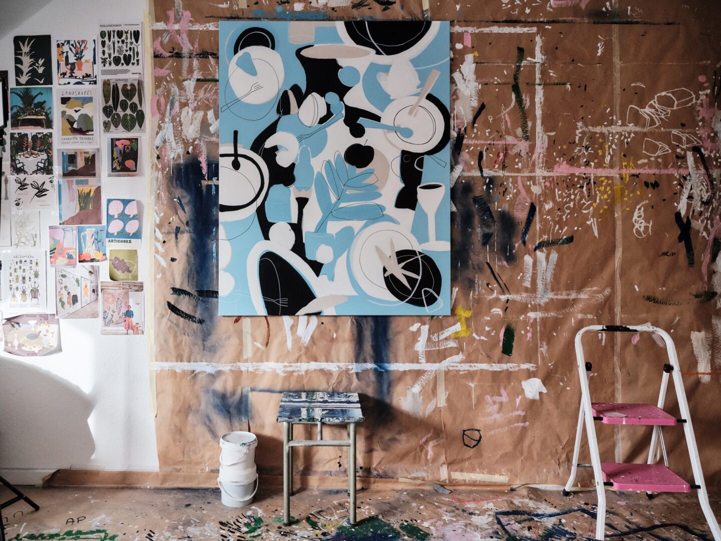 Unfertiges Bild an der Wand im Atelier.