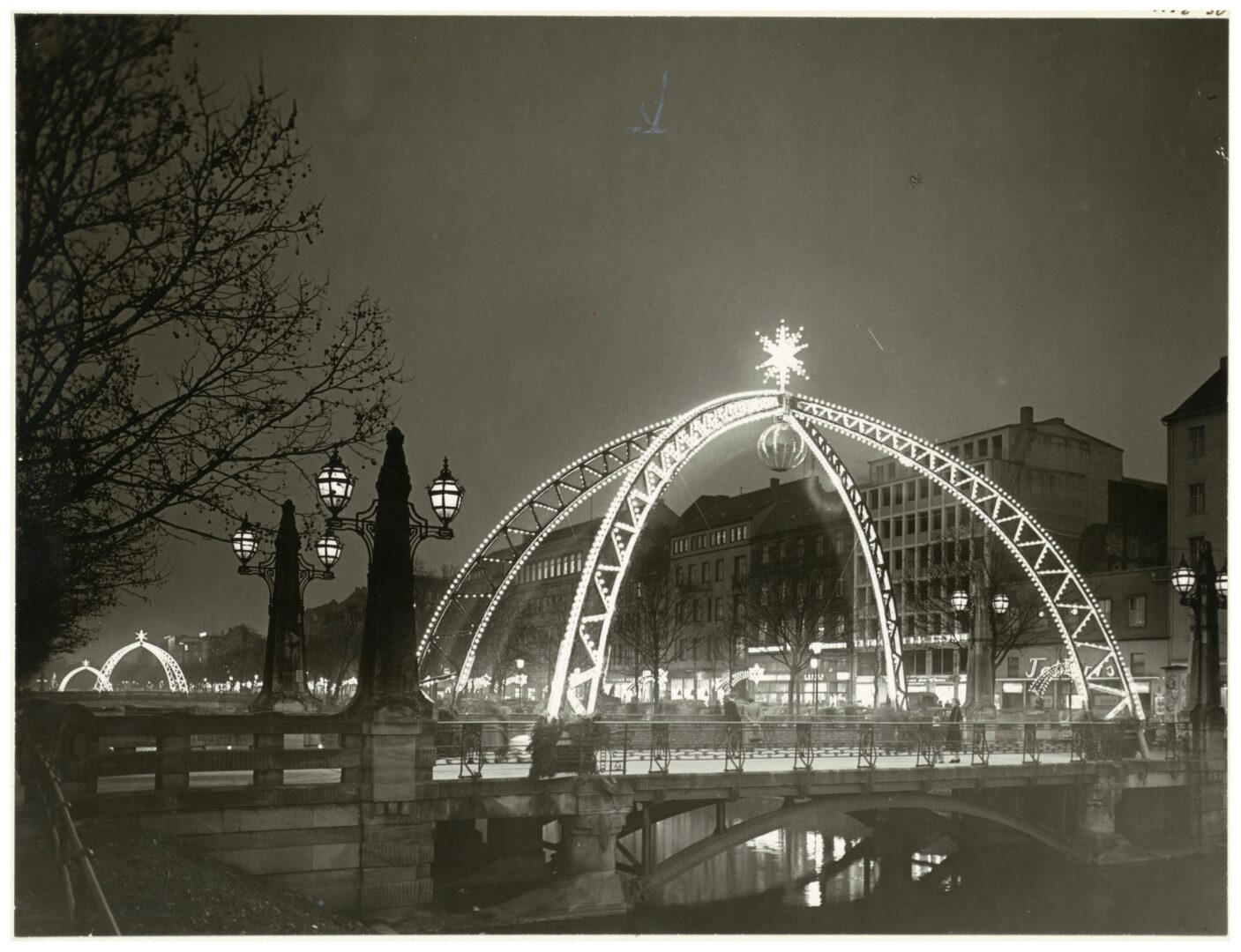 Schwarzweiß Foto aus dem Jahr 1953, man sieht drei Kuppel-artige Lichtdome auf der Königsallee.