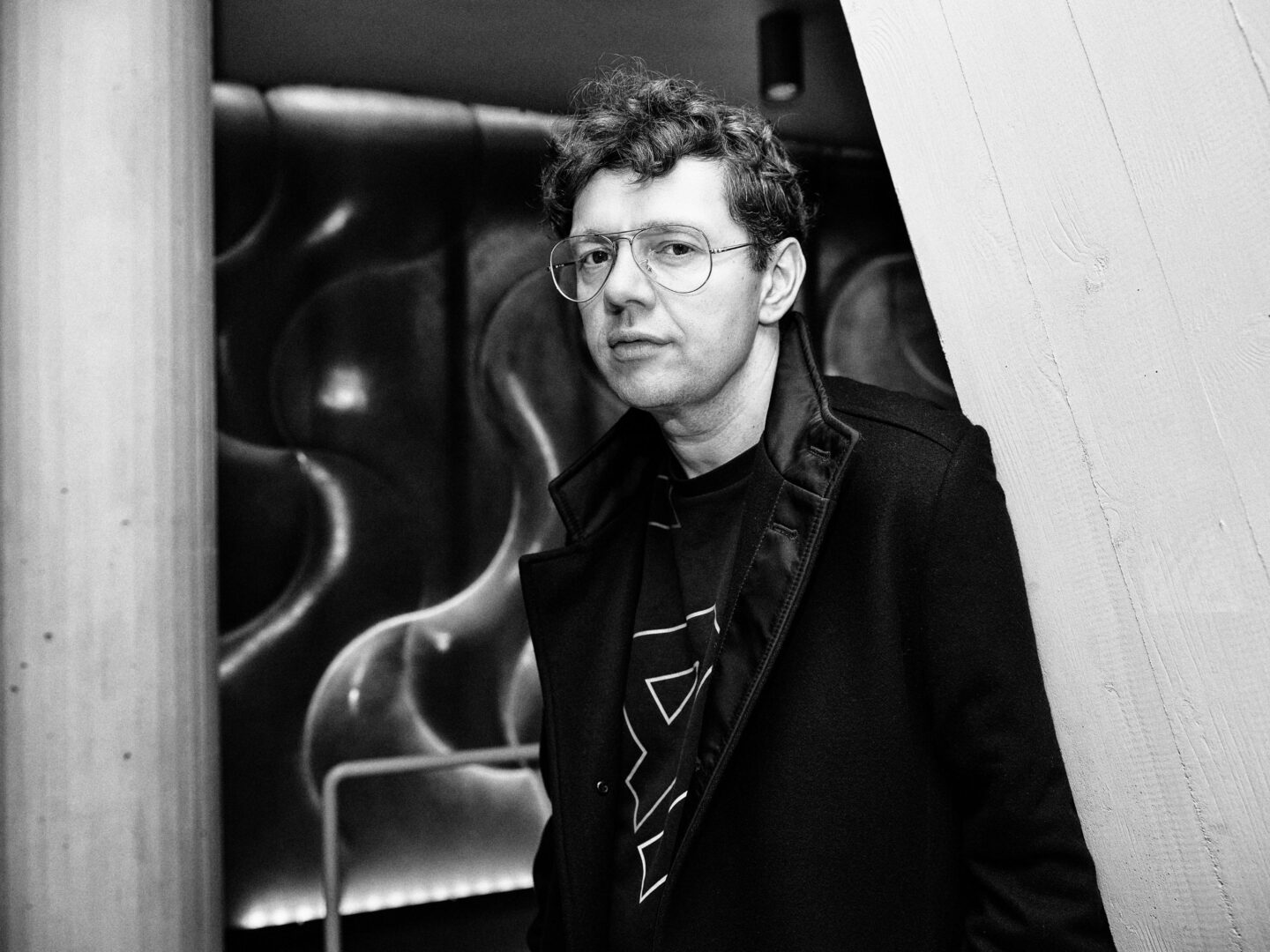 Schauspieler Christian Friedel, schwarzweiß Portrait.