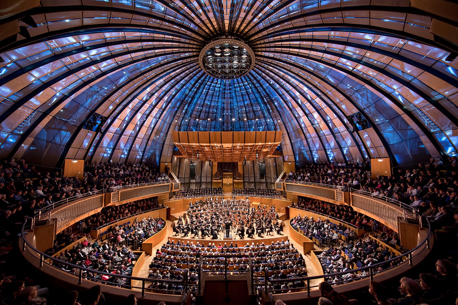 Tonhalle Düsseldorf, Konzertsaal mit den Düsseldorfer Symphonikern und Zusaucher*innen.
