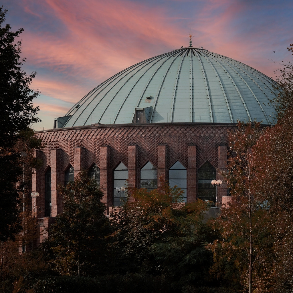 Stimmungsvolles Bild der Kuppel der Tonhalle, Außenansicht mit rotem Abendhimmel.
