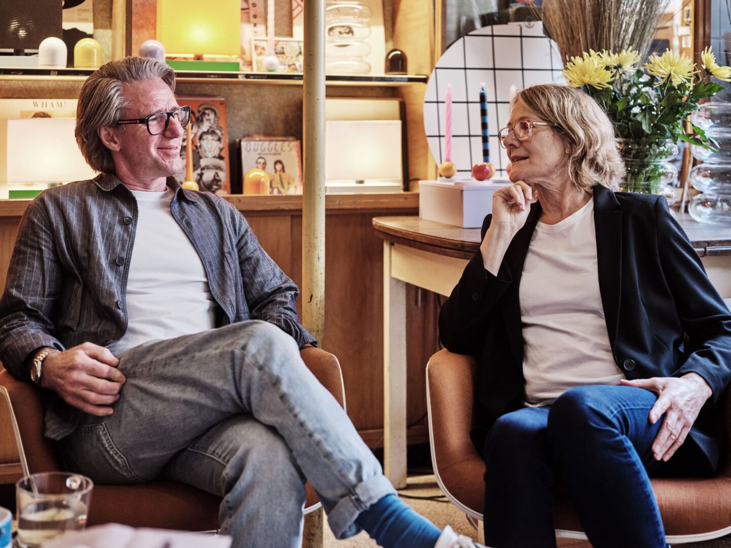 Peter und Verena von Orion Qubo sitzen nebeneinander und sprechen.