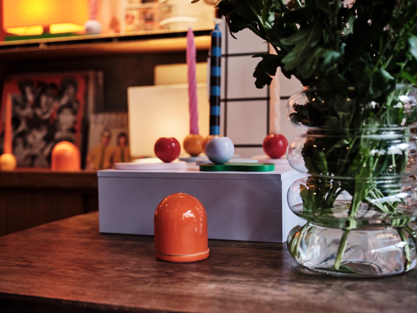 Auschnitt mit Vase, Keramikdose und Kerzenleuchtern der Interior Design Brand Orion Qubo.
