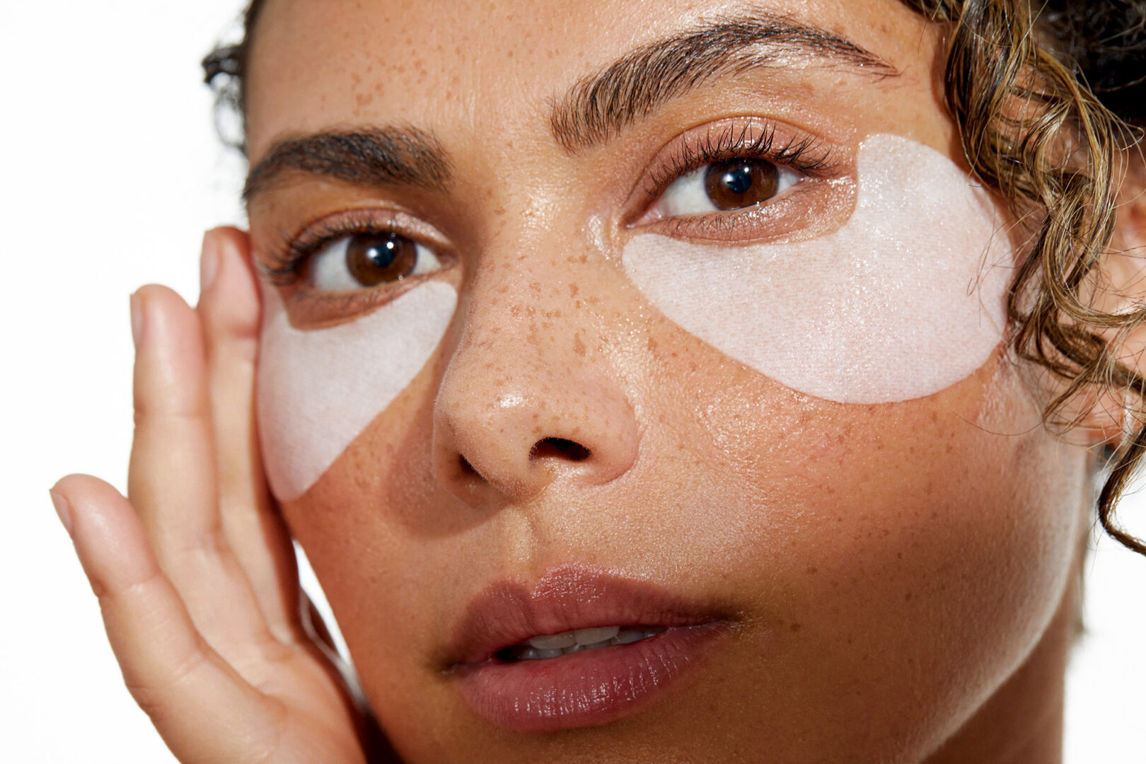 Model, Ausschnitt Gesicht, trägt Augenpads von La Viefolie