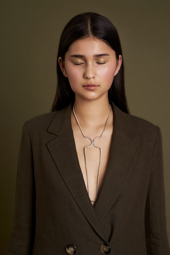 Model trägt Kette von Maren Düsel