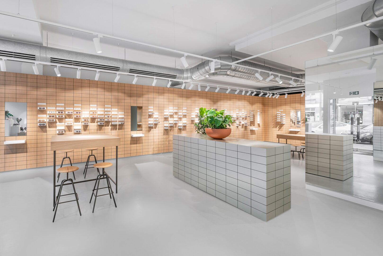 Viu Eyewear: Innenansicht des Stores, der sehr minimalistisch und leer ist, bis auf Brillen an den Wänden.