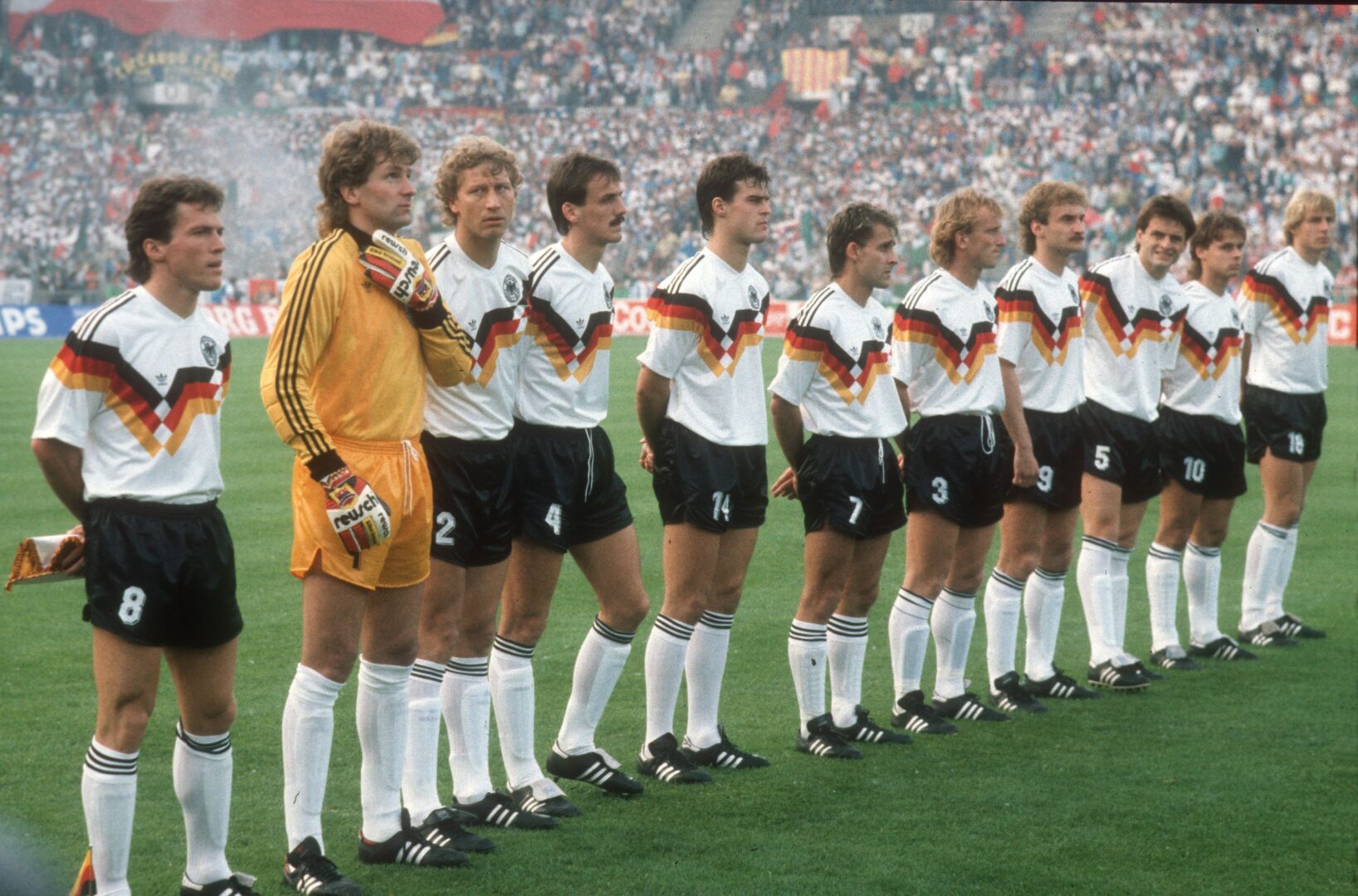 1988 EM, die deutsche Nationalmannschaft vor Anstoß auf dem Rasen.