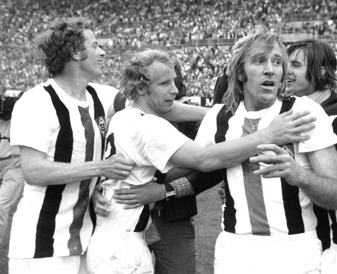 Schwarzweiß Foto, man sie wie Berti Vogts (Spieler) Günther Netzer zurückhält.