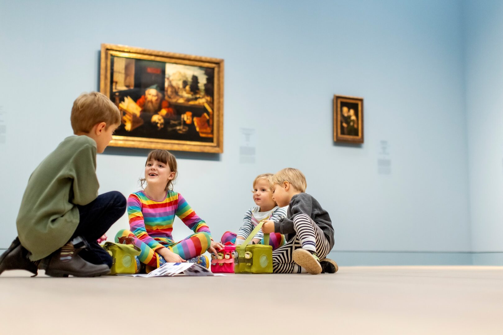 vier Kinder auf dem Boden im Museum