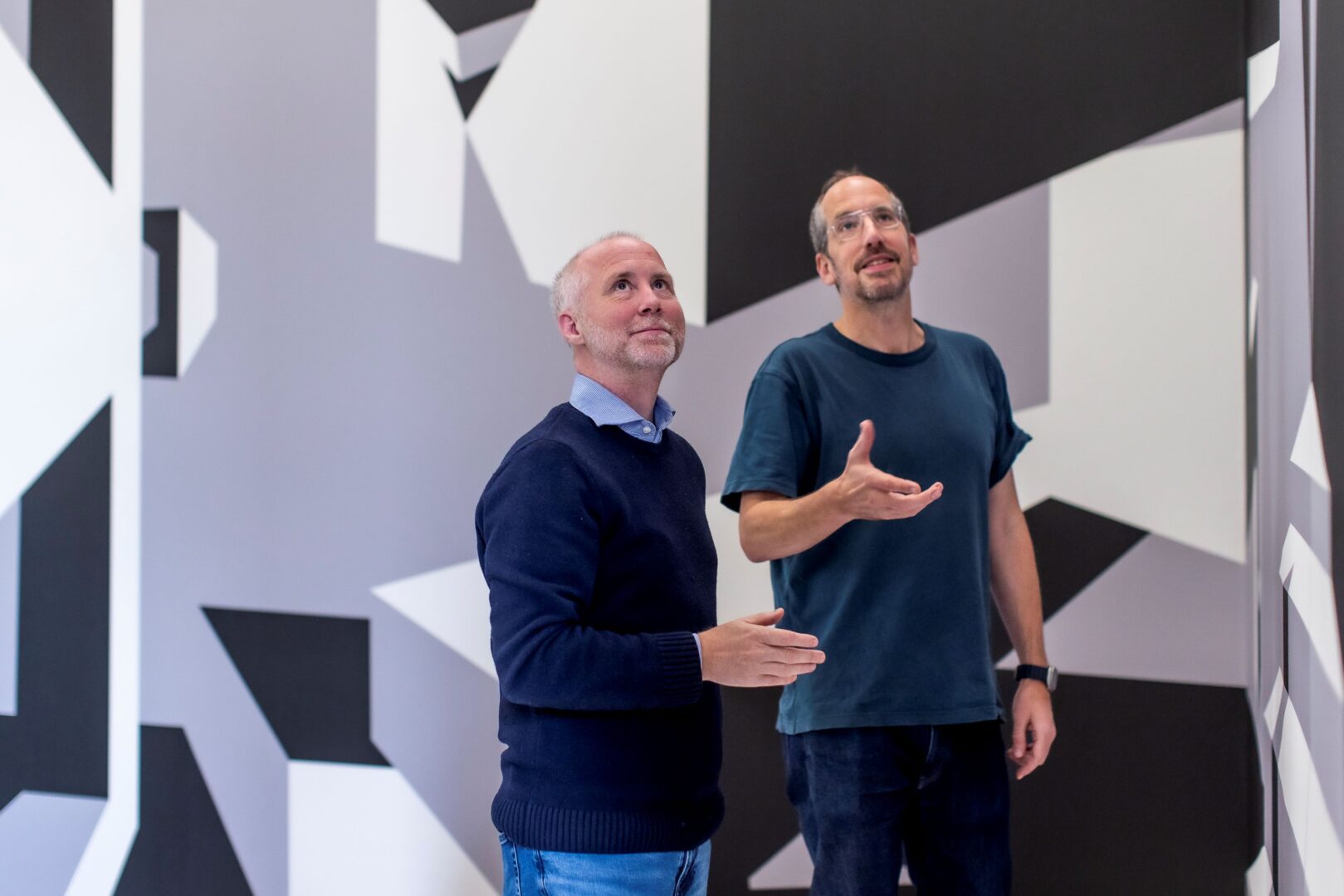 Felix Krämer und Christoph Niemann, der Illustrator, in einem der Kinderräume.