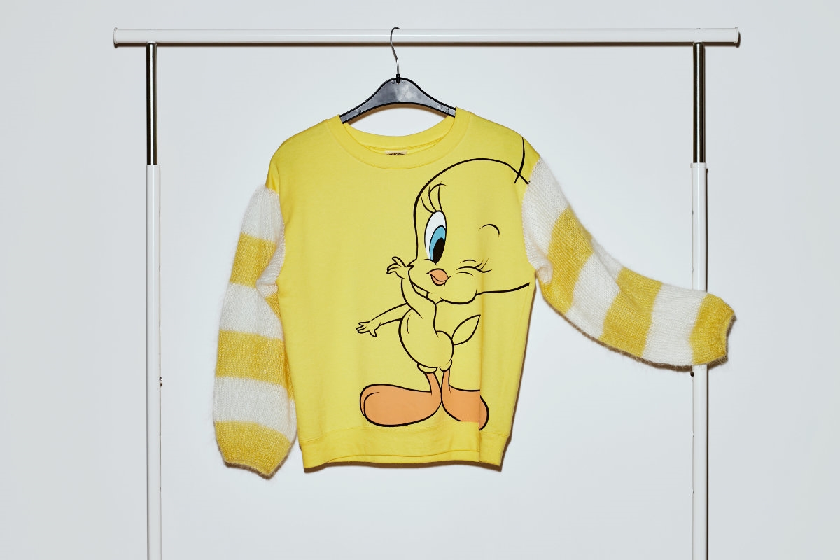 Gelber Sweater mit der Comicfigur Tweetie und gelbweißen Ärmeln.