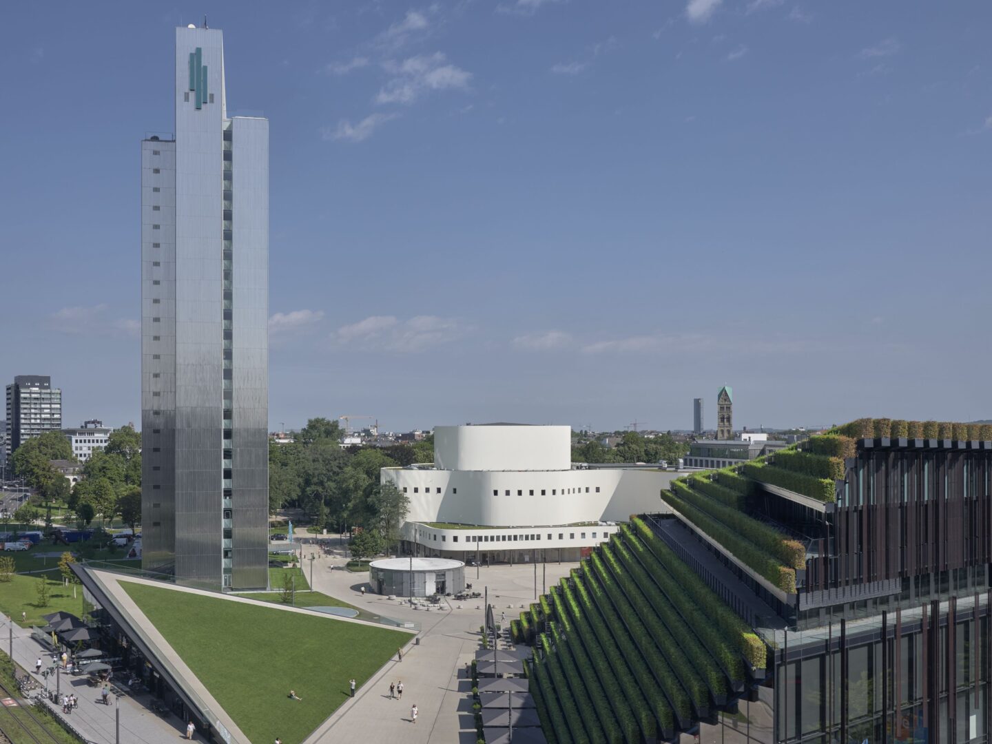Man sieht einen Luftaufnahme des Gustav-Gründgens-Platzes mit Schauspielhaus, Dreischeibenhaus und Kö-Bogen II.