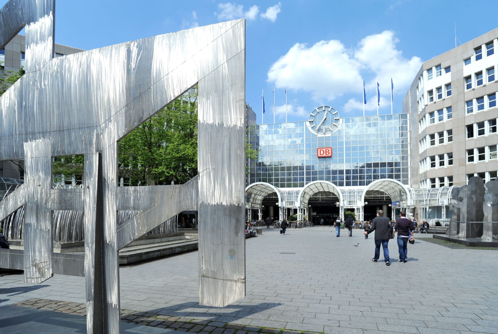 Bertha-von-Suttner-Platz, Hintereingang des Düsseldorfer Hauptbahnhofs.