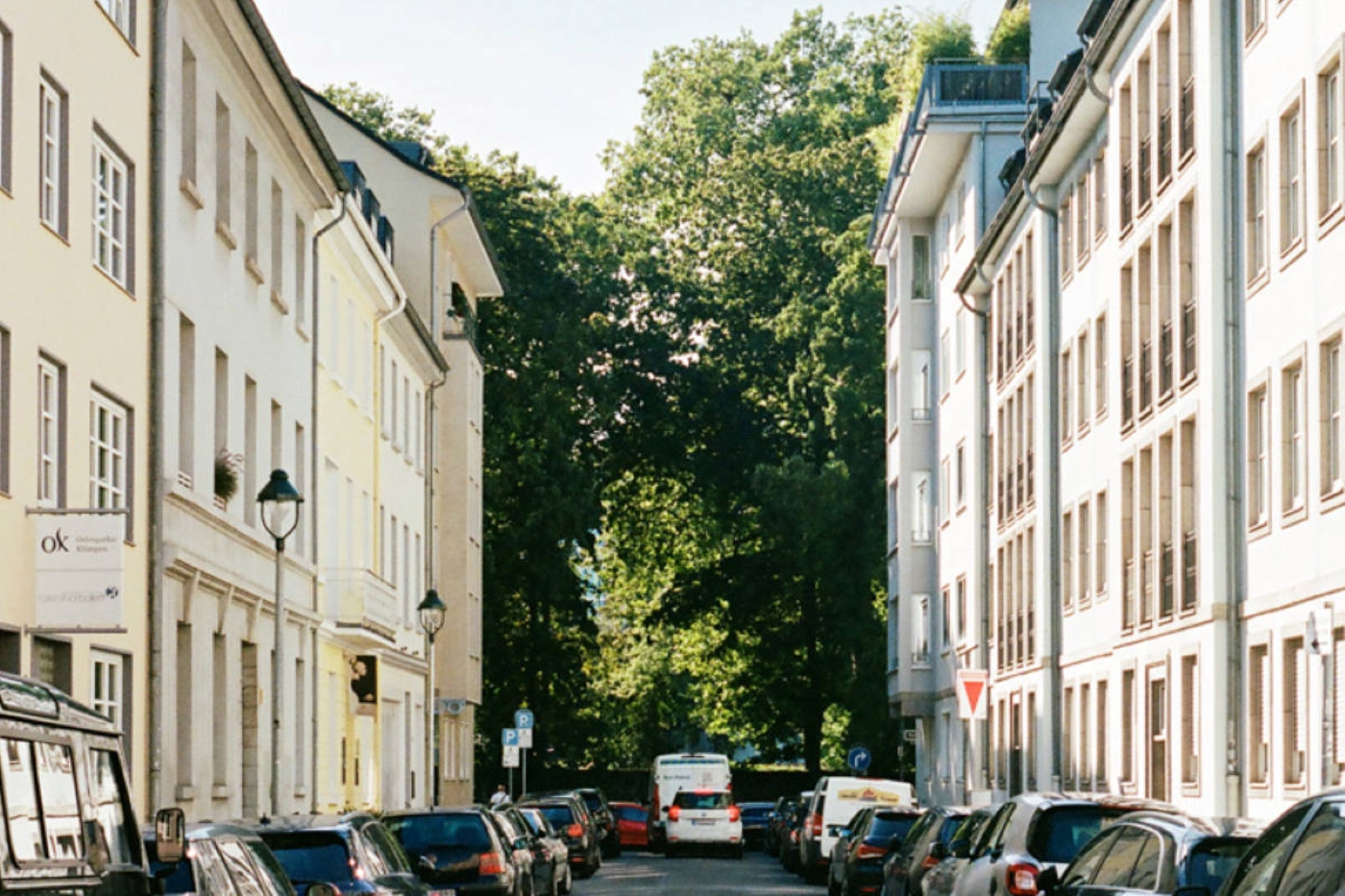 Die Bilker Straße, links und rechts Albauten, am Ende sieht man Bäume.