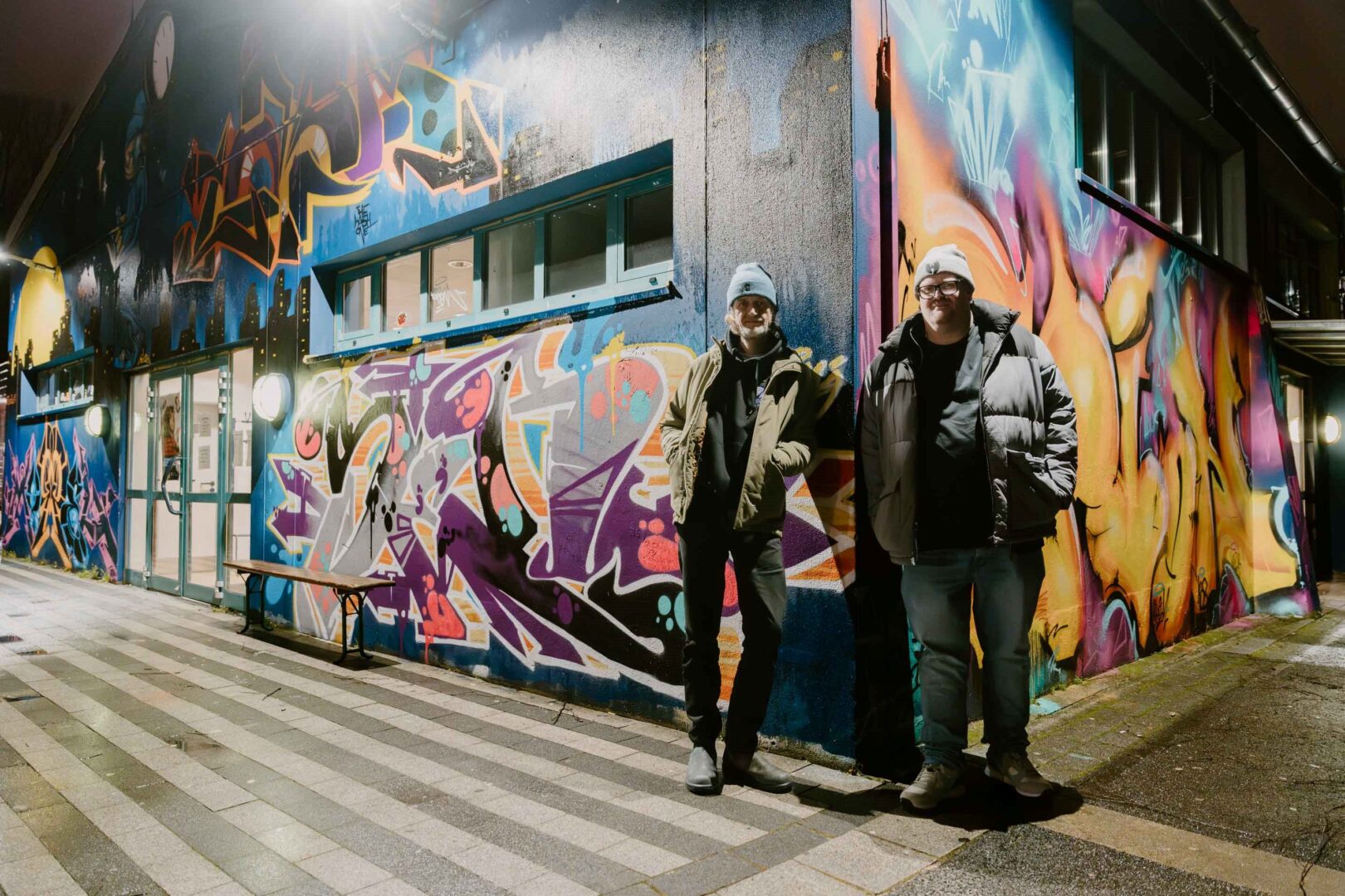 Oliver Räke und Killa Calles stehen an der Ecke des Icklack-Jugendzentrums. Die Wände sind voller Graffiti.