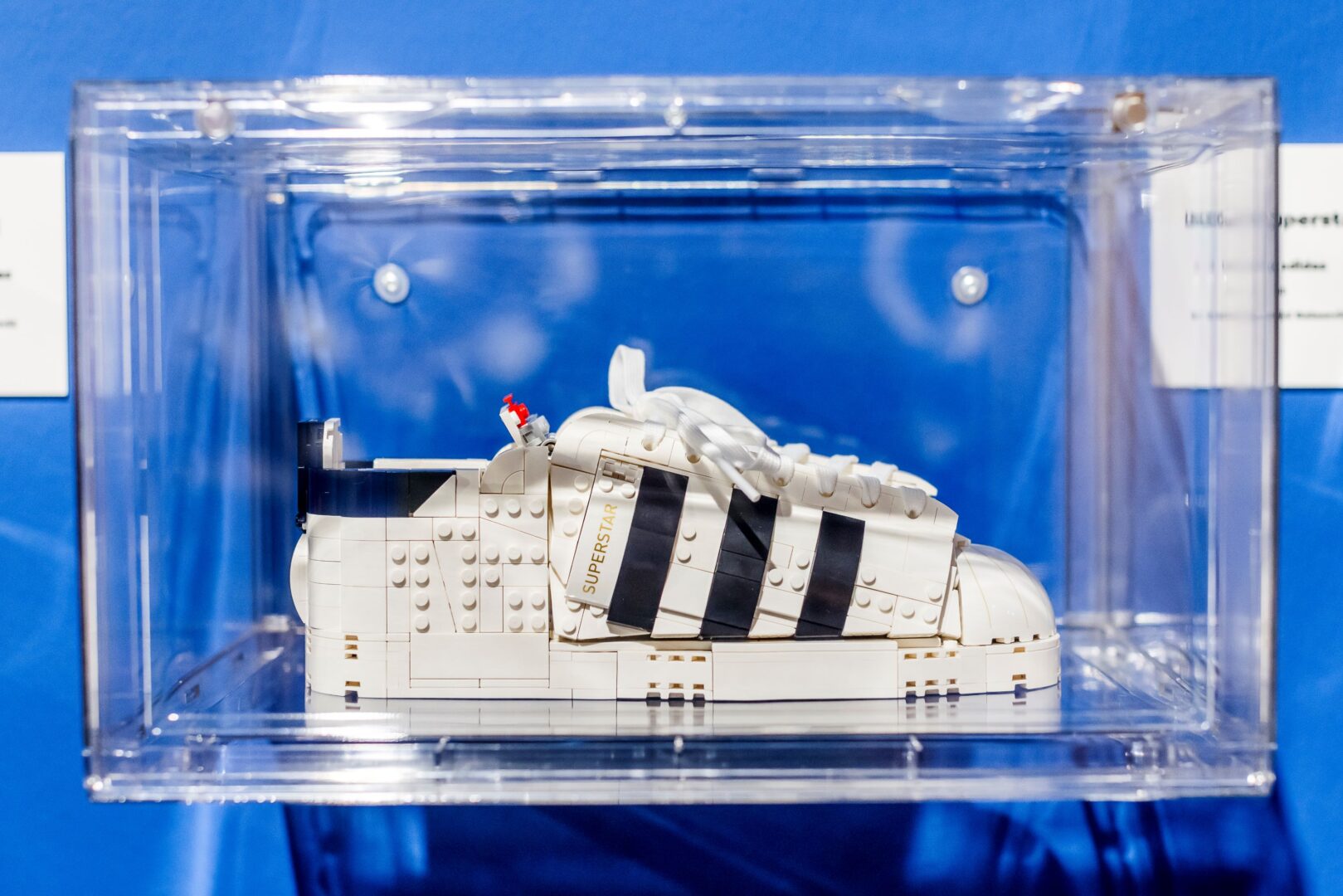 Adidas Sneaker aus Lego gebaut.