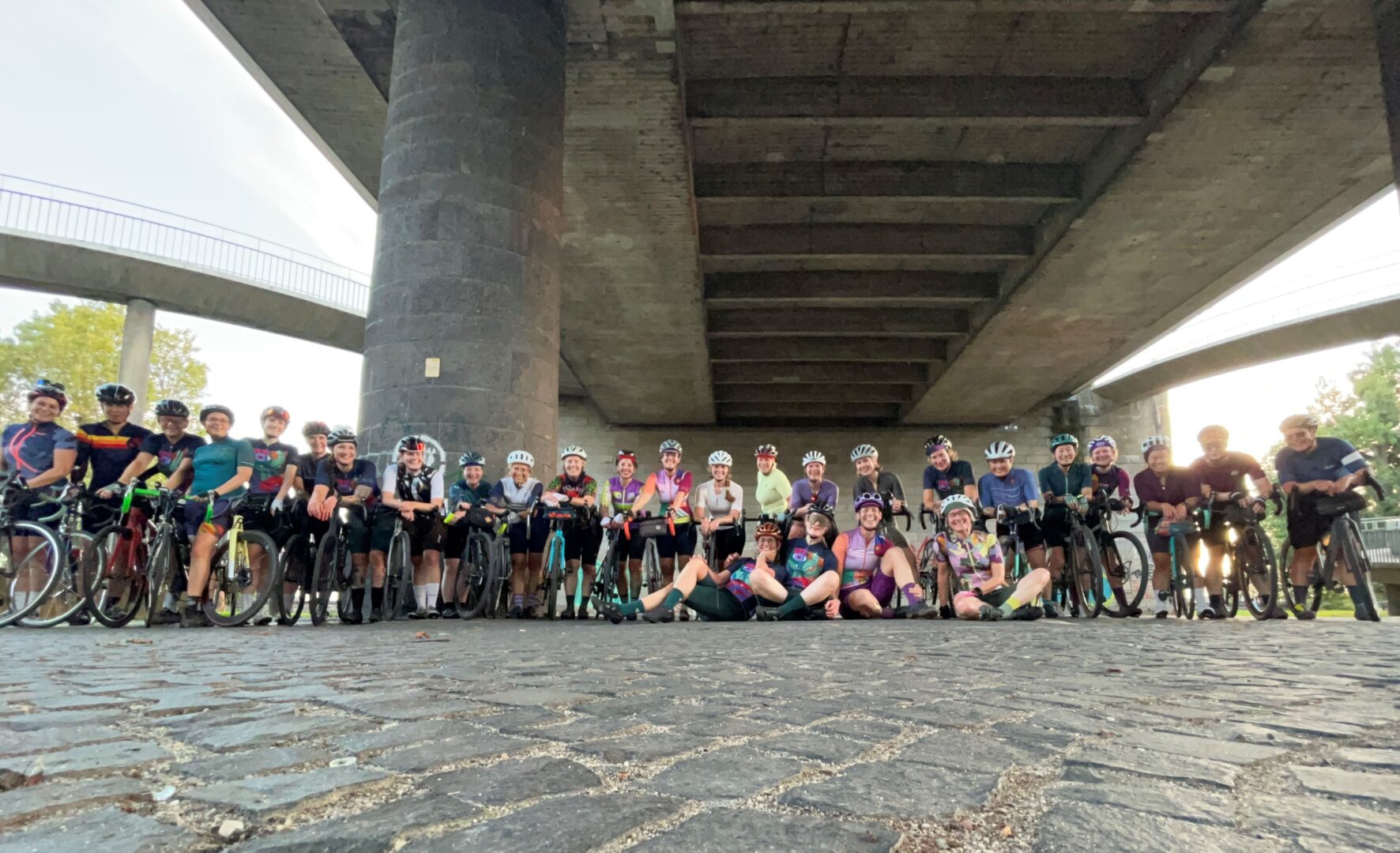 Rennradfrauen unter einer Brücke., Gruppenfoto.