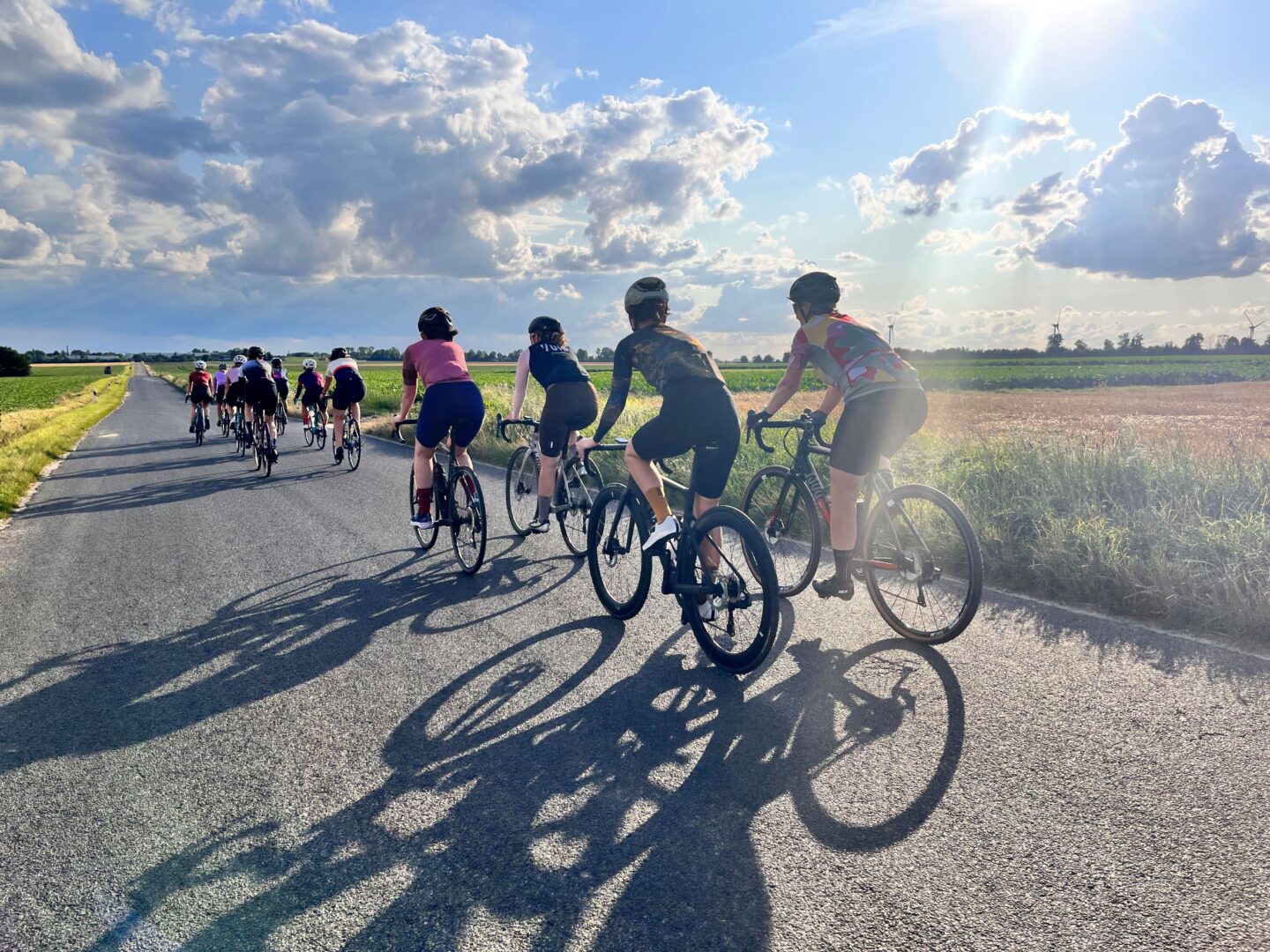 Frauen fahren Rennrad.