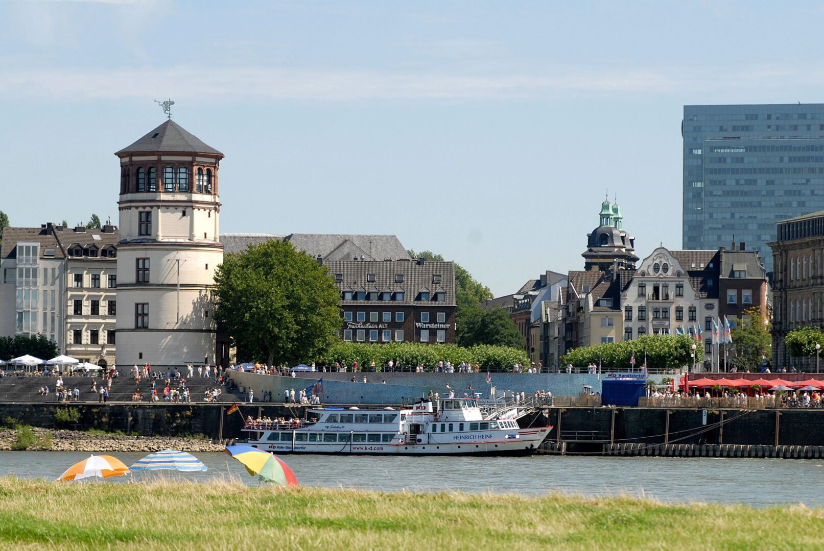 Blick von Oberkassel auf die Düsseldorfer Altstadt.