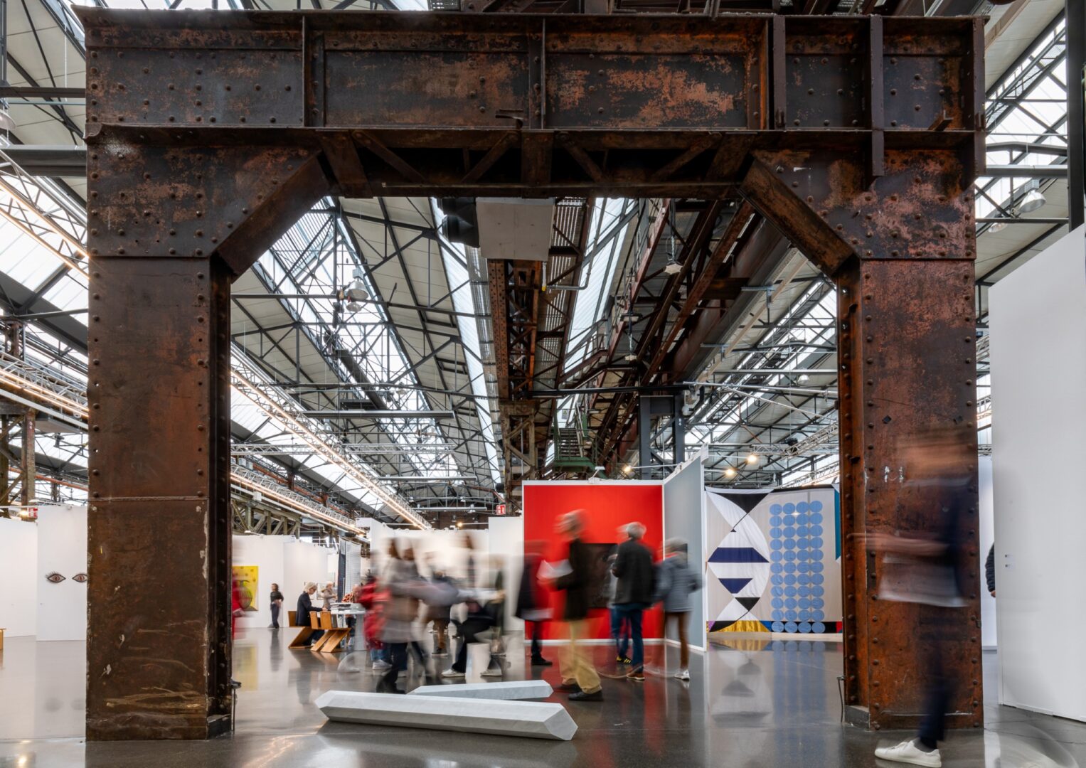 Ein Stahltor mitten auf dem Ausstellungsgelände der Art Düsseldorf.