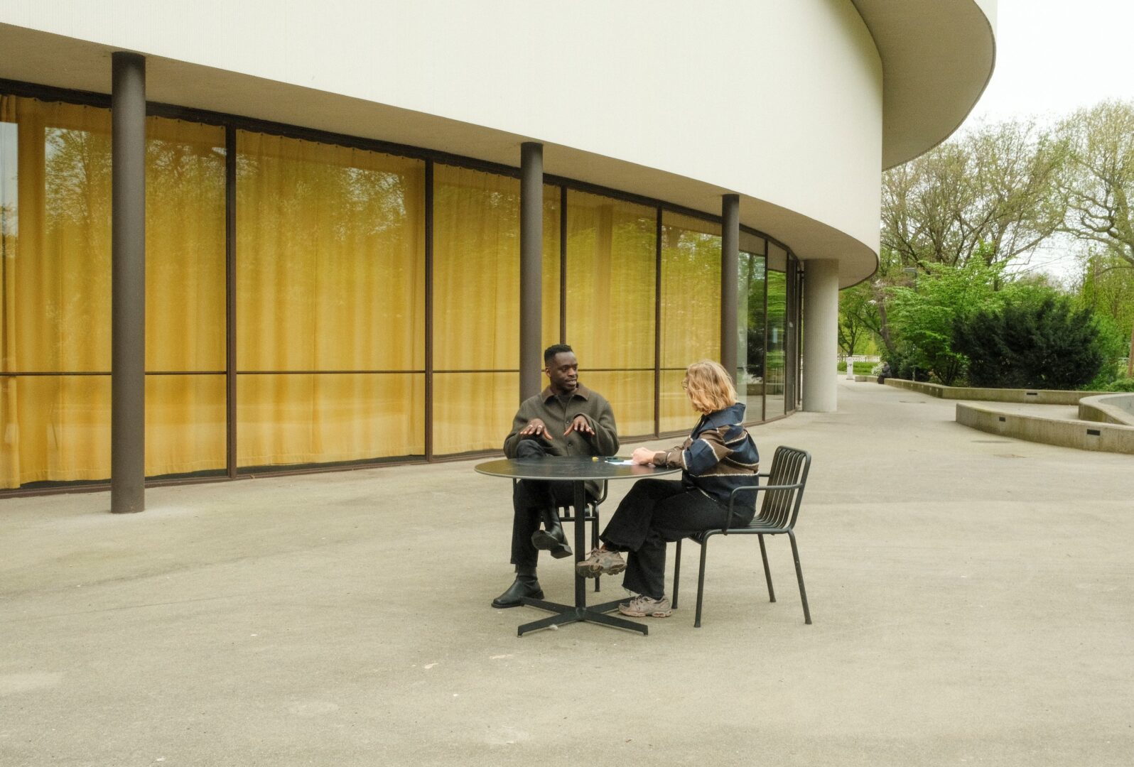 Flockey und Karolina sitzen beim Interview vor dem Schauspielhaus.