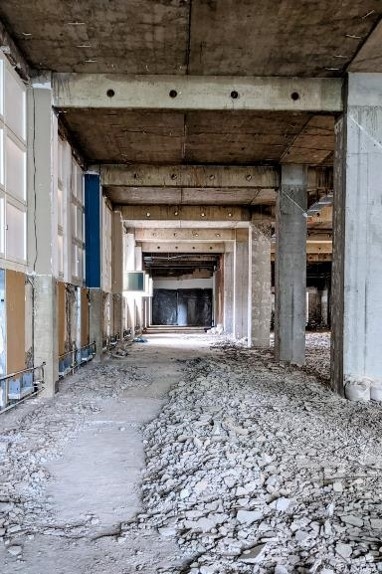 Baustelle während des Umbaus, man sieht den Rohbau mit viel Schutt.