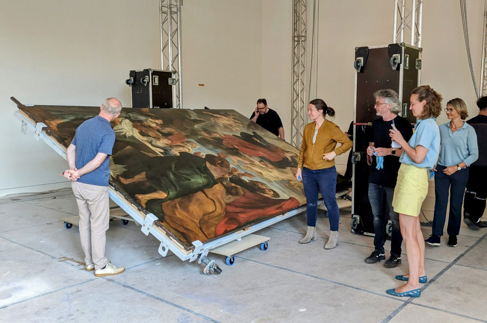Hinter den Kulissen im Kunstpalast wird ein Bild von Paul Rubens begutachtet.