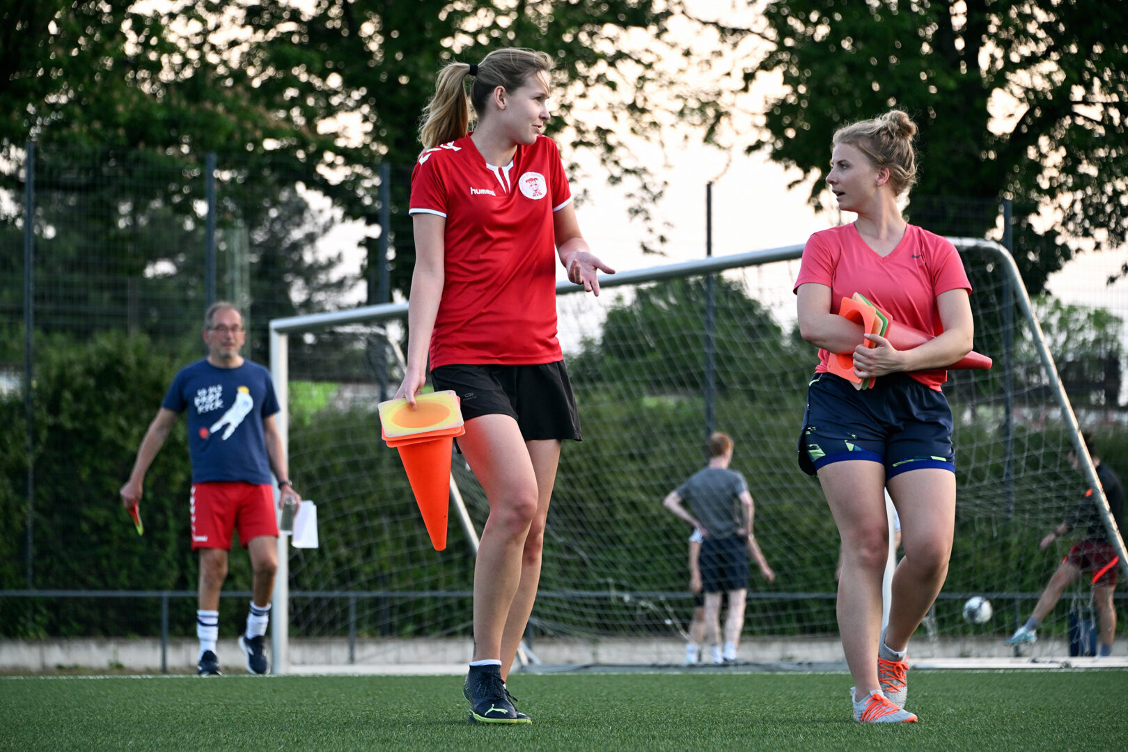 Zwei Spielerinnen verteilen Signalhütchen.