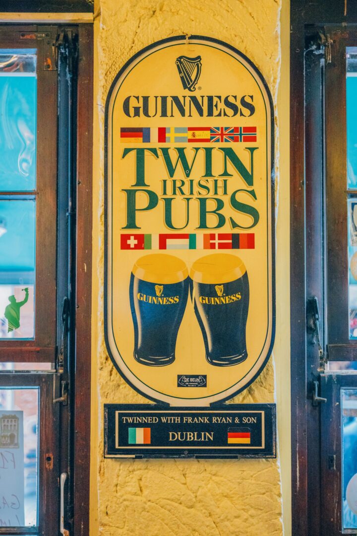Schild am Eingang, gesponsert von der Biermarke Guiness, auf dem der 'Twin-Pub' steht.