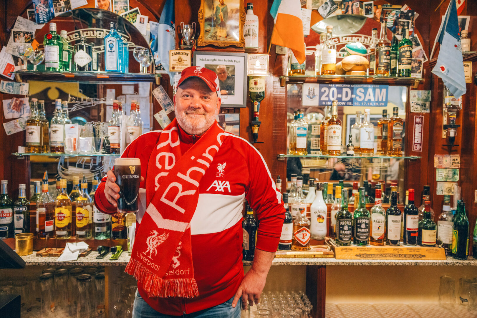 Frank im McLauglins als Repräsentant des Fanclub.