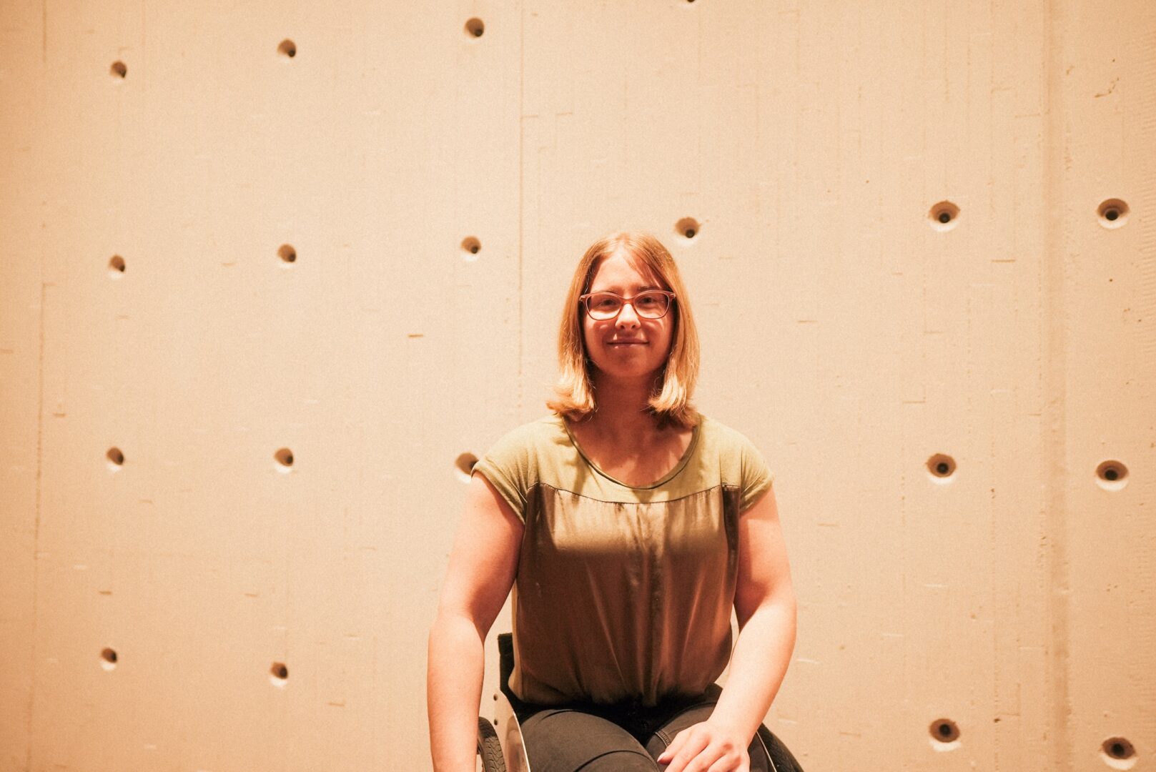Tischtennis_Profi Sandra Mikolaschek vor einer Betonwand