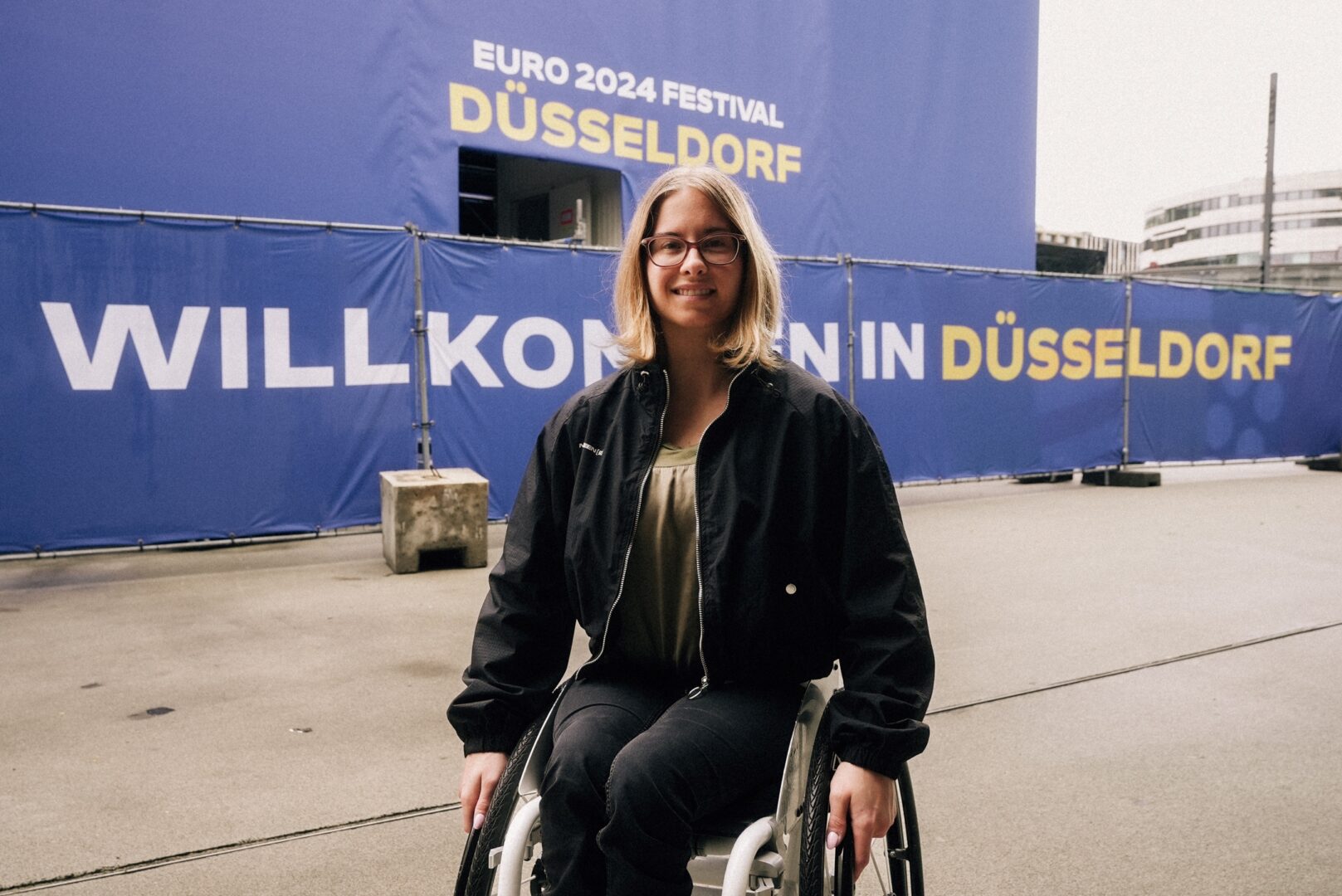 Tischtennis Profi Sandra Mikolaschek vor der Fan Zone Schauspielhaus.