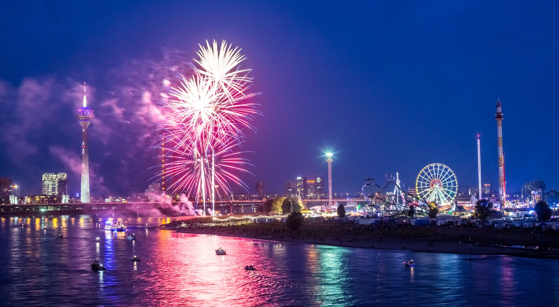 Das traditionelle Feuerwerk der Düsseldorfer Rheinkirmes.