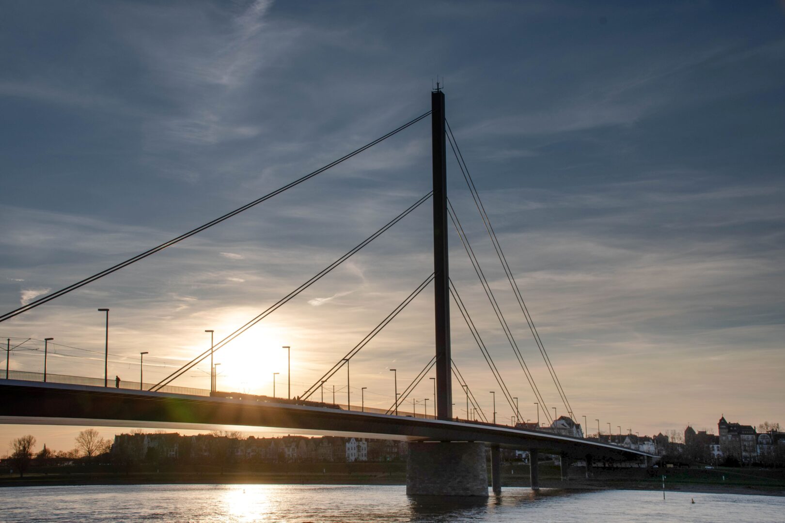 Rheinbrücke im Sonnenuntergang