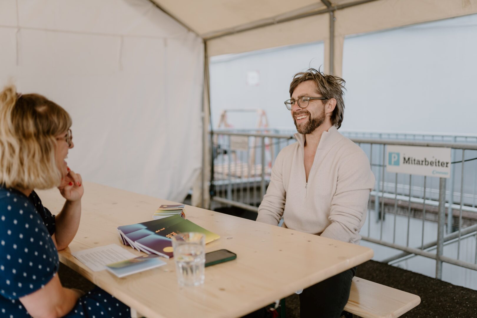 Autorin interviewt Christof in einem Pavillonzelt